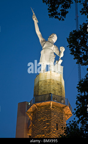 Nachtansicht der Vulcan-Statue im Vulcan Park & Museum in Birmingham, Alabama, USA Stockfoto