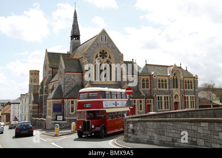 Roten Doppeldecker vor Kirche Teignmouth Devon England Stockfoto