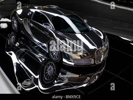 Versilbert Bugatti Veyron auf dem Display an Autostadt neben Volkswagenwerk in Wolfsburg in Deutschland Stockfoto