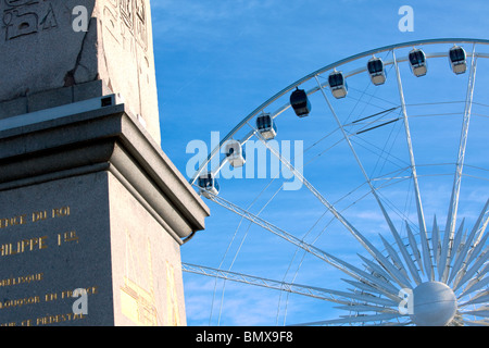 großes Riesenrad und Obelisk von Luxor auf der Place De La Concorde, Paris am blauen Himmelshintergrund Stockfoto