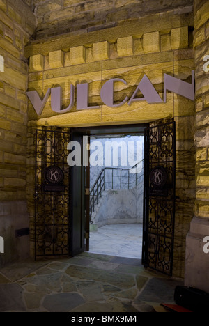 Der Eingang an der Unterseite der Vulcan-Statue im Vulcan Park & Museum in Birmingham, Alabama, USA Stockfoto