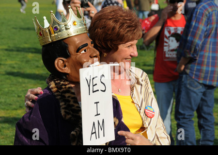 Tea-Party-DemonstrantInnen umfasst einen Mann mit Barrack Obama Maske zu einer Teeparty Protest in Washington DC Stockfoto