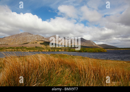 Lough Inagh und twelve Pins, Connemara Nationalpark, Co Galway, Westirland, Eire. Stockfoto