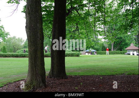 Golfer setzen auf die Praxis vor einem Firmenturnier grün. Stockfoto