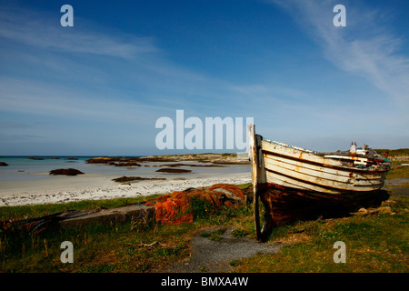 Verlassene Boot am Ende Strand, Kilkieran Bucht, Co Galway, Westirland, Eire. Stockfoto