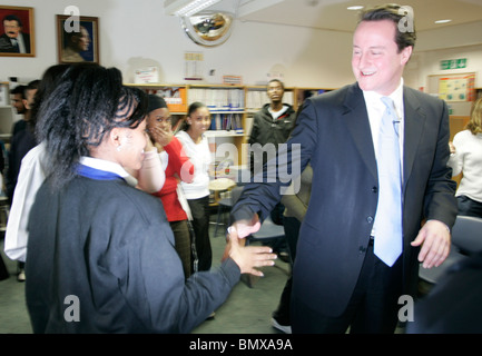 David Cameron mp bei Coplands Schule brent Stockfoto