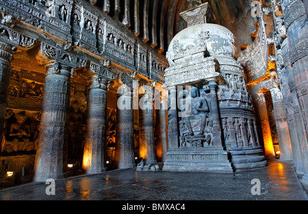 Geformte Höhle innen, Ajanta Höhlen, Bundesstaat Maharashtra, Indien Stockfoto