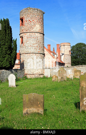 Eine Ecke von dem Friedhof der Kirche von Johannes dem Täufer an Toynbee, Norfolk, England, mit der alten Halle. Stockfoto