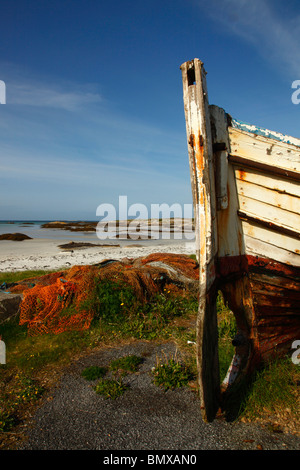 Verlassene Boot am Ende Strand, Kilkieran Bucht, Co Galway, Westirland, Eire. Stockfoto