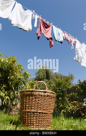 Kleidung auf der Wäscheleine Stockfoto