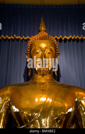 Buddha-Statue aus reinem Gold am Tempel des goldenen Buddha Wat Traimit Bangkok Thailand gemacht Stockfoto