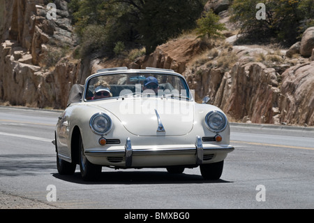 Ein 1965 Porsche 356C Cabriolet, auf einer Straße in der westlichen uns getrieben. Stockfoto