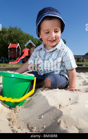 Kind spielt in der Sandgrube Stockfoto