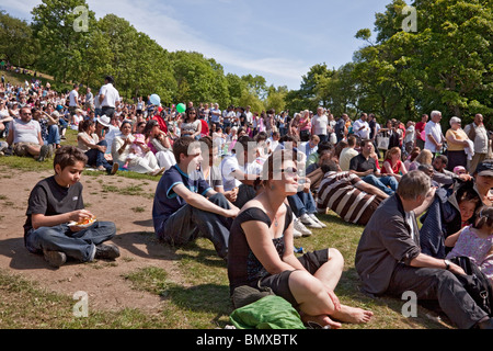 Multi-ethnischen Publikum genießen Sie eine Aufführung in der Glasgow Mela 2010 in Kevingrove Park. Stockfoto