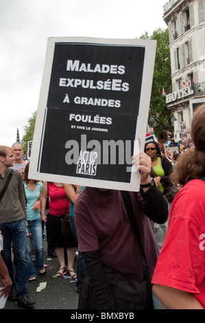 Paris, Frankreich, Öffentliche Veranstaltungen, Jugendliche protestieren bei der Gay Pride hiv Parade, LGBT Pride, Act up-Paris, französische Protestschilder, Poster auf der Straße, Schauspielposter Stockfoto