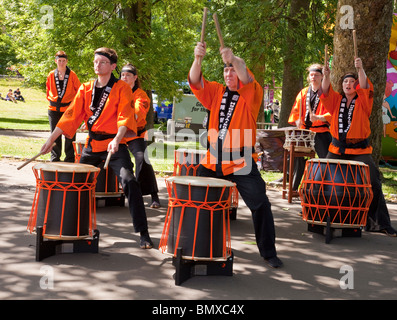 Mugenkyo Taiko Trommler (Lanark basierende Japanisches Trommeln) erklingt im Freien in der Glasgow Mela 2010 in Kevingrove Park. Stockfoto