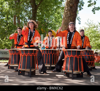 Mugenkyo Taiko Trommler (Lanark basierende Japanisches Trommeln) erklingt im Freien in der Glasgow Mela 2010 in Kevingrove Park. Stockfoto