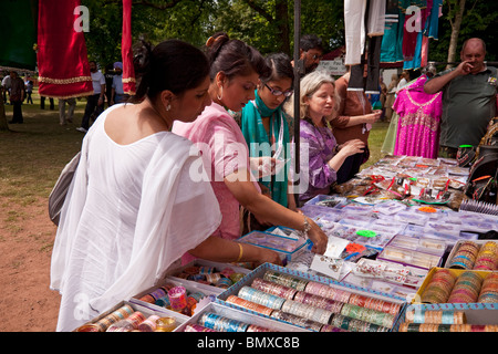 Asiatische und kaukasischen Frauen surfen asiatischen Schmuck in einem Stall auf Glasgow Mela 2010 in Kevingrove Park. Stockfoto