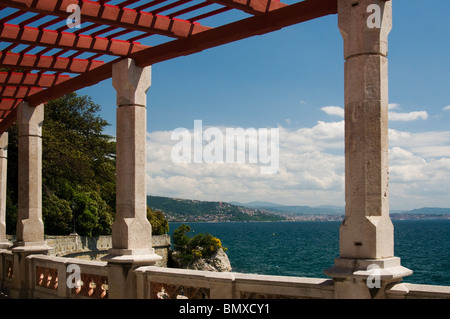 Blick auf die Adria-Küste vom Schloss Miramare, Triest, Italien Stockfoto