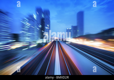 Hochgeschwindigkeitszug zwischen Kuala Lumpur City während der Abenddämmerung Stunde vorbei. Konzentrieren Sie sich auf die Schiene-Straße. Stockfoto