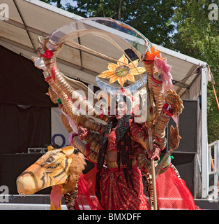 Schauspieler porträtiert die hinduistische Göttin Durga von der FIPA Troup der Stelzenläufer walking Akteure Leistung der "Natur des Icons'; Glasgow Stockfoto