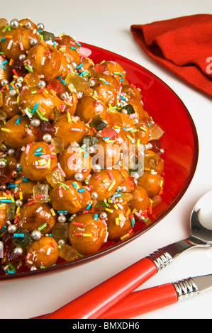 Struffoli oder Strufoli, Italien, Karneval und Weihnachten süße Krapfen Stockfoto