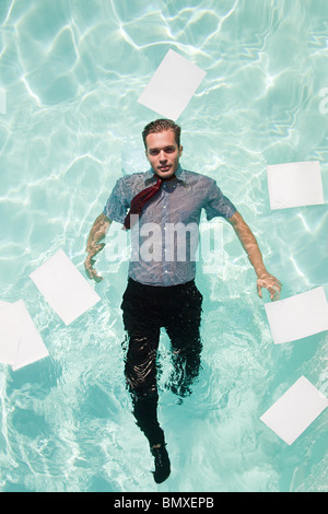 Büroangestellte in Swimming pool Stockfoto