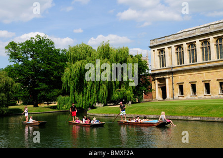 Bootfahren auf dem Fluss Cam von Wren Library am Trinity College, Cambridge, England, UK Stockfoto