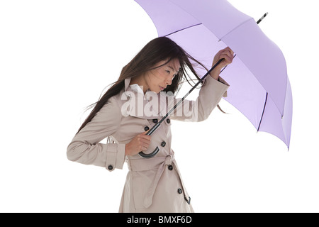Frau mit Regenschirm im wind Stockfoto