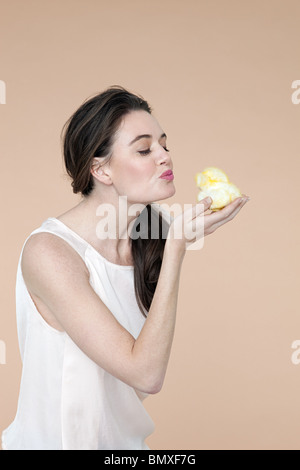 Junge Frau mit Osterküken Stockfoto