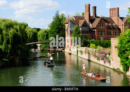 Bootfahren auf dem Fluss Cam von der Jerwood Bibliothek am Trinity Hall College, Cambridge, England, UK Stockfoto