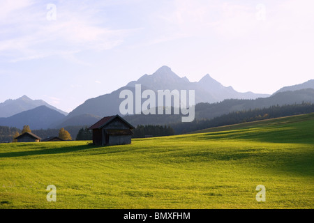 Wiese und Karwendel-Gebirge in Bayern Stockfoto