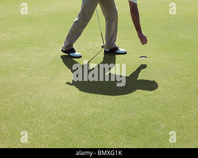 Mann, Golfen, Kugel abholen Stockfoto