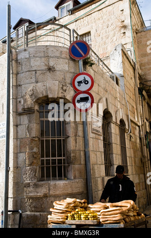 Ka'ek Brot verkauft aus einem kleinen Stall in der Altstadt von Jerusalem. Stockfoto