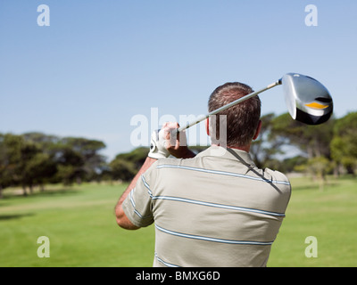 Mann, Golfen am Golfplatz Stockfoto