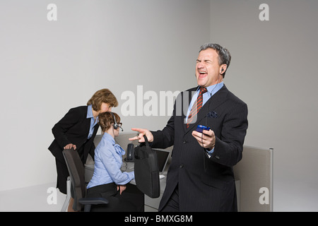 Geschäftsmann, anhören von MP3-player Stockfoto