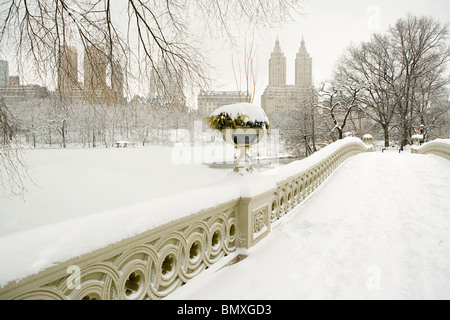 Bogen-Brücke und dem Central Park im Schnee Stockfoto