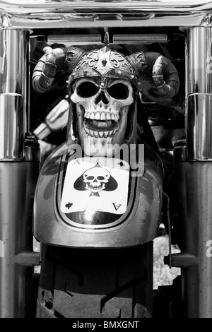 Ein schwarz-weiß-Bild von zurück Radlauf auf einer Harley Davidson Motorrad mit einem Totenkopf und "Ace of Spades" Stockfoto