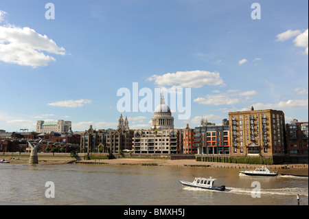 Weiten Blick über die Themse zeigen die Millennium Bridge in der Ferne und St. Pauls Cathedral. London, England, Vereinigtes Königreich. Stockfoto