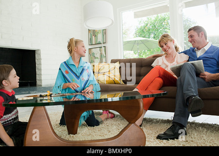 Retro-Familie im Haus Stockfoto