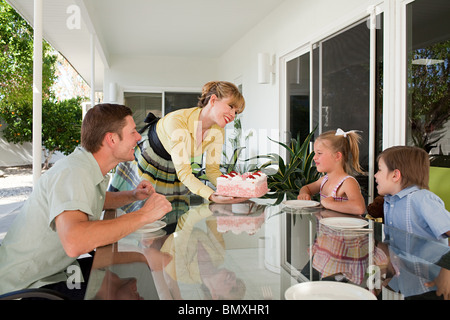 Familie mit Geburtstagstorte Stockfoto