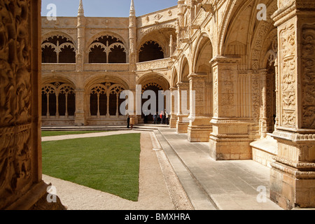 eingerichtete zweistöckige Kreuzgang und Innenhof des Jeronimos Kloster Mosteiro Dos Jerominos in Belem, Lissabon, Portugal, Europa Stockfoto