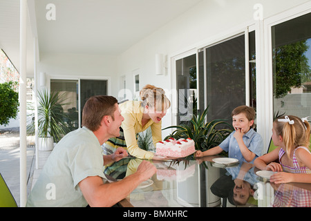 Familie mit Geburtstagstorte Stockfoto