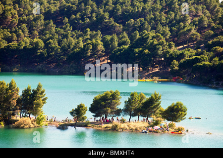 Menschen an sonnigen Tag schwimmen in Embalse del Conde de Guadalhorce, Andalusien, Spanien Stockfoto