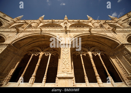 eingerichtete zweistöckige Kreuzgang und Innenhof des Jeronimos Kloster Mosteiro Dos Jerominos in Belem, Lissabon, Portugal, Europa Stockfoto