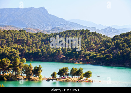 Sonnigen Tag mit Schwimmen in Embalse del Conde de Guadalhorce, Andalusien, Spanien Stockfoto