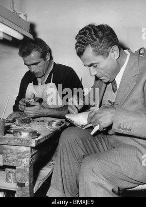 Italienische Schuhdesigner SALVATORE FERRAGAMO (1898 – 1960) in seiner über Manelli Werkstatt in Florenz über 1955 Stockfoto