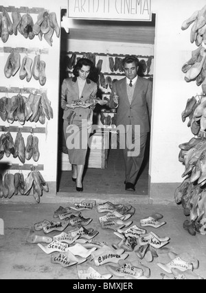 Italienische Schuhdesigner SALVATORE FERRAGAMO (1898 – 1960) in seiner über Manelli Werkstatt in Florenz über 1955 Stockfoto