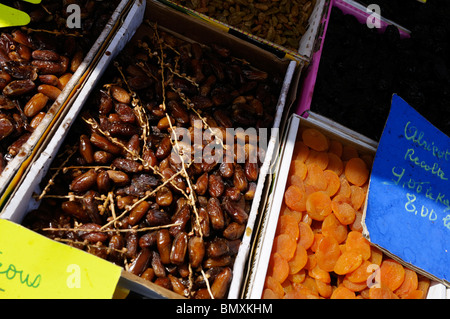 Stock Foto von Datteln und Aprikosen auf einem französischen Marktstand zum Verkauf. Stockfoto