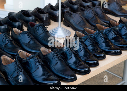 Schuhe zum Verkauf an einen Stall Berlin Deutschland Stockfoto